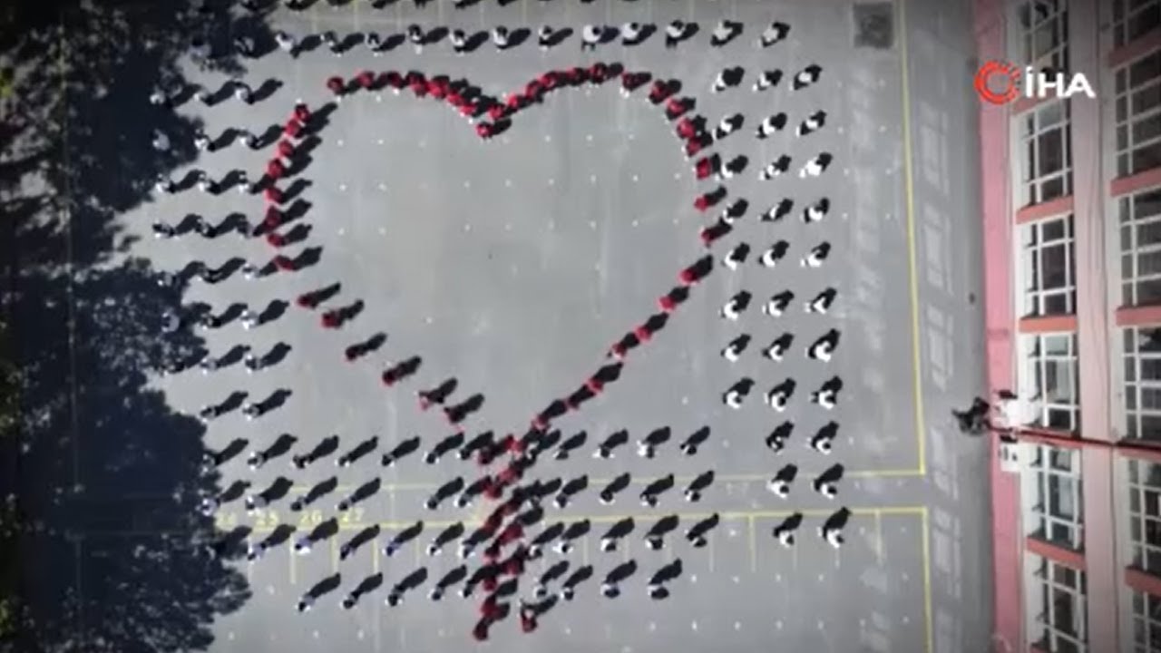 Kayseri'de kız öğrencilerden muhteşem '19 Mayıs' koreografisi!