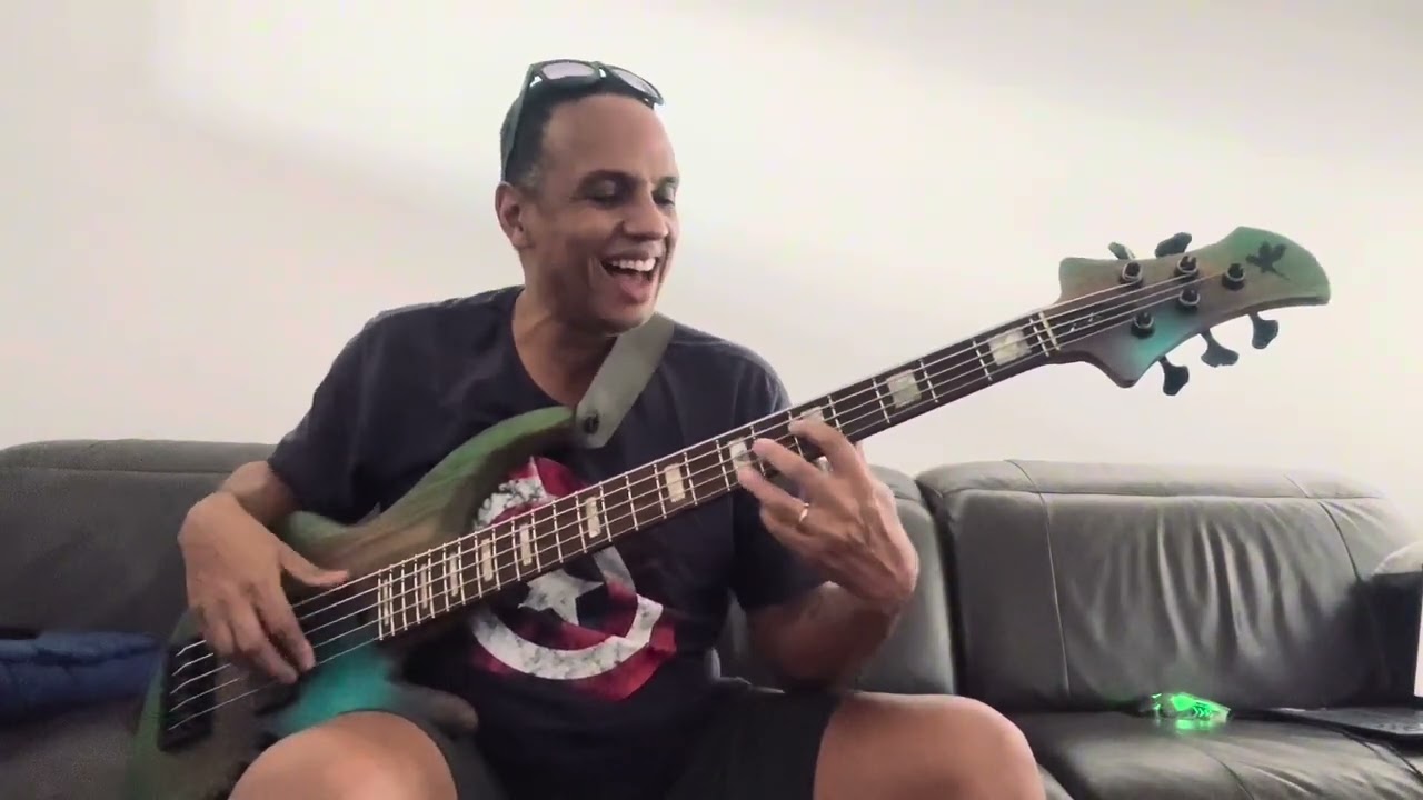Alexandre Soul cantando e tocando “Eu sei que isso é amor!”