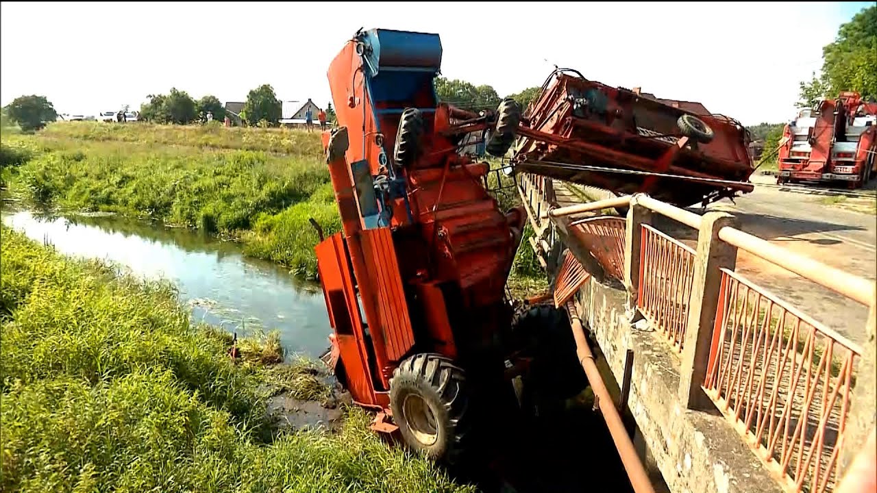 Kombajn wpadł do rzeki