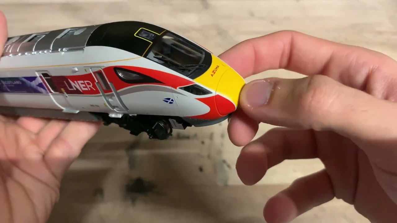 Opening the LNER AZUMA class 800 “Celebrating Scotland” by Hornby