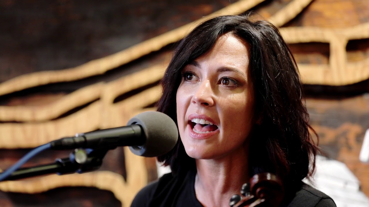 Amanda Shires performs 