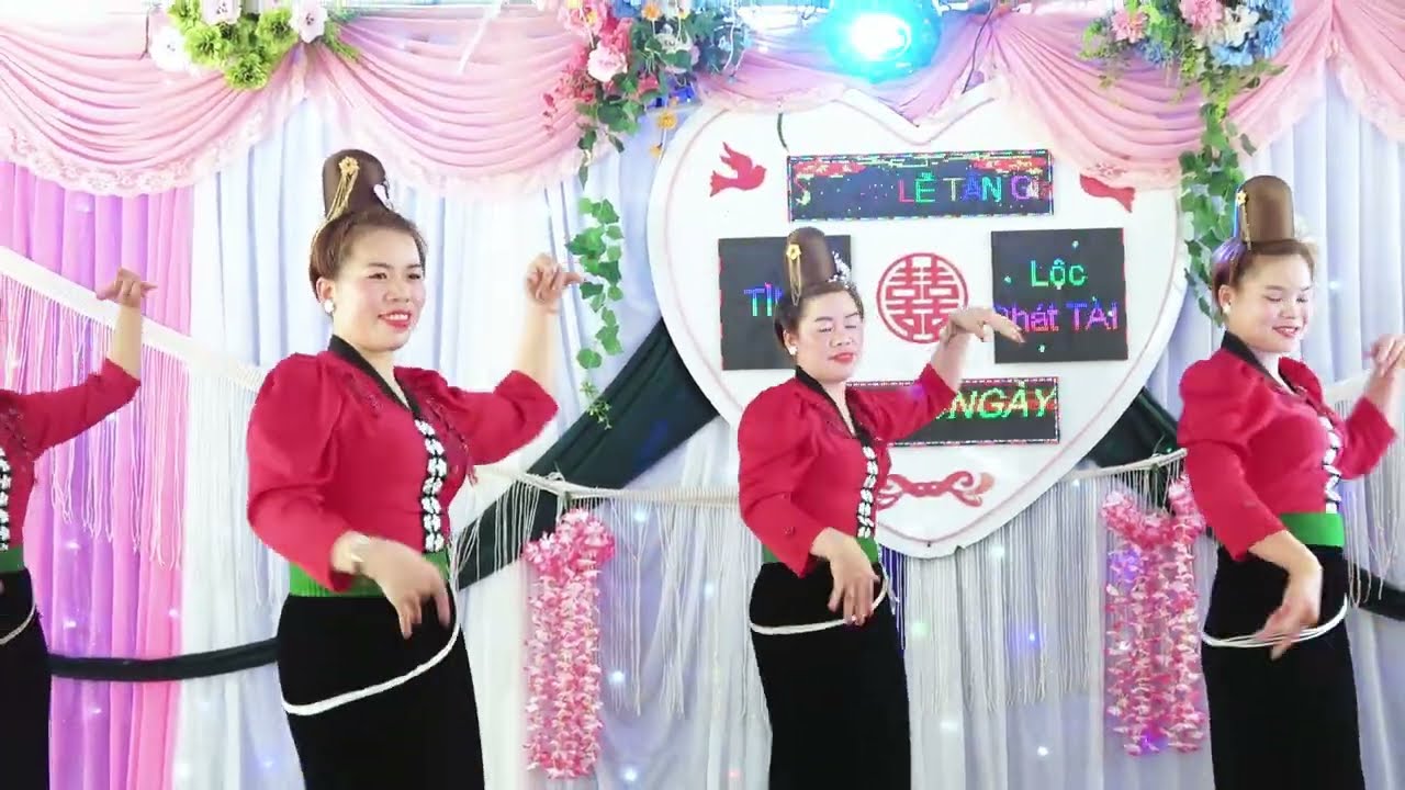 ĐỘI MÚA RẤT RẺO ĐẾN TỪ BẢN NÀ XI MƯỜNG BÚ MỪNG LỄ TÂN GIA GĐ THANH TỈNH II HOA BAN BÓ MƯỜI