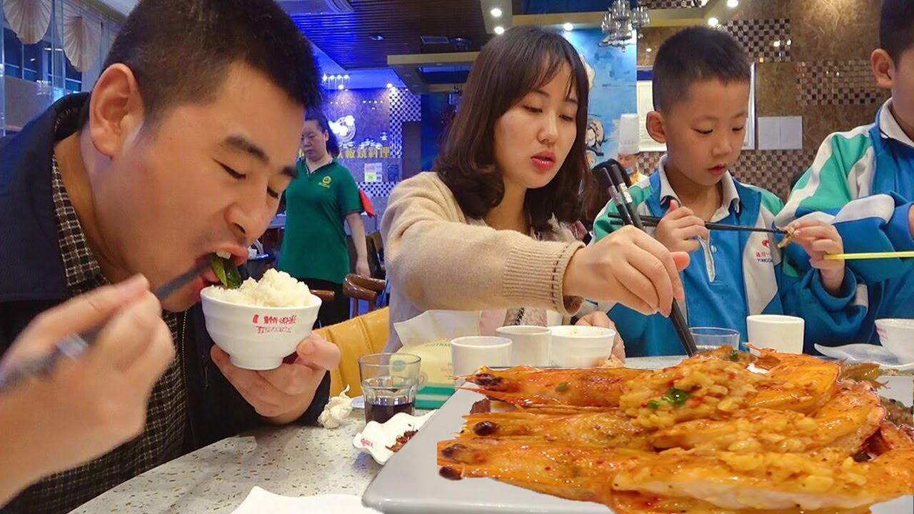 【超小厨】庆祝小杨新发型，全家吃铁板烧，鹅肝蒸蛋配牛排鱿鱼，米饭无限吃，安逸！