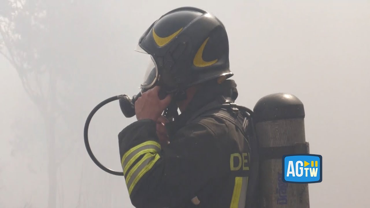 Roma, vasto incendio in zona Magliana