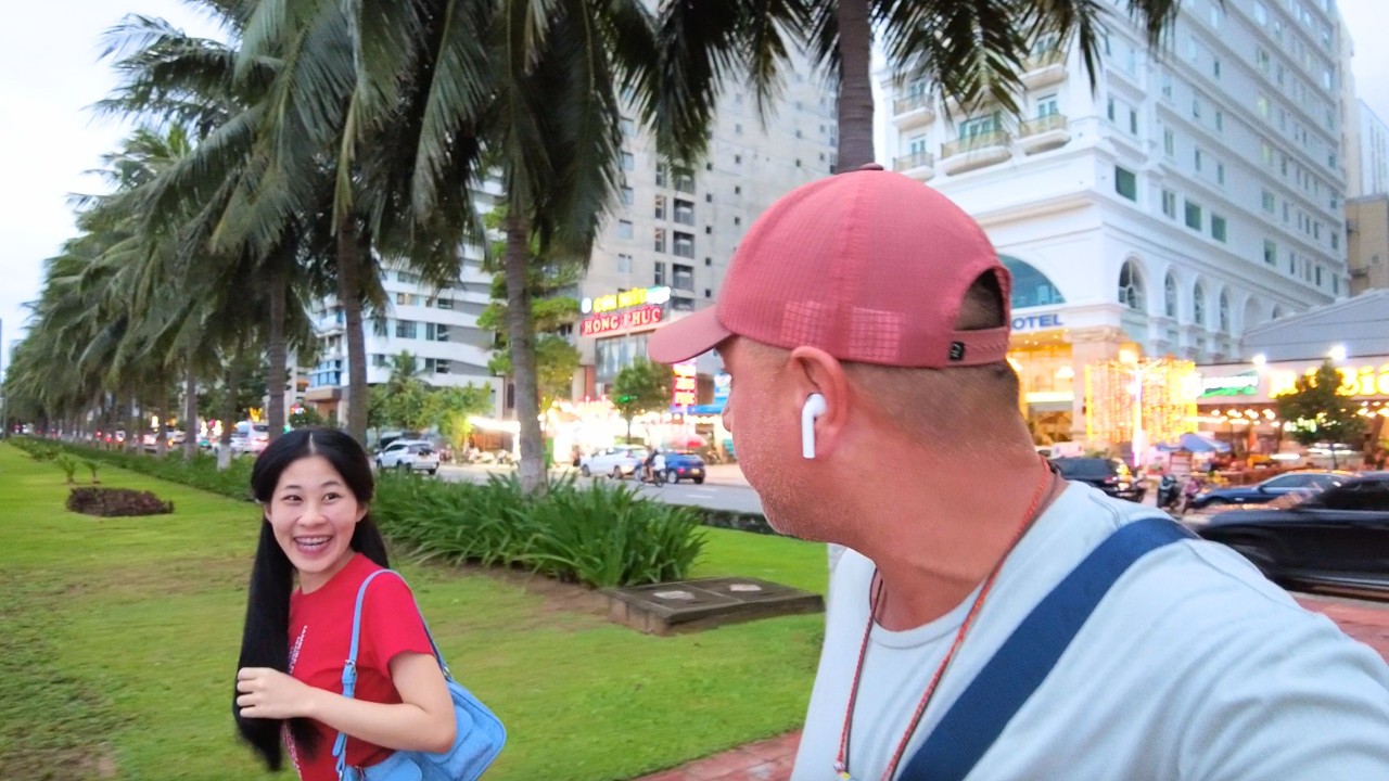 Da Nang Vietnam Nightlife 2025 | Beach Walk, Street Vibes & City Lights