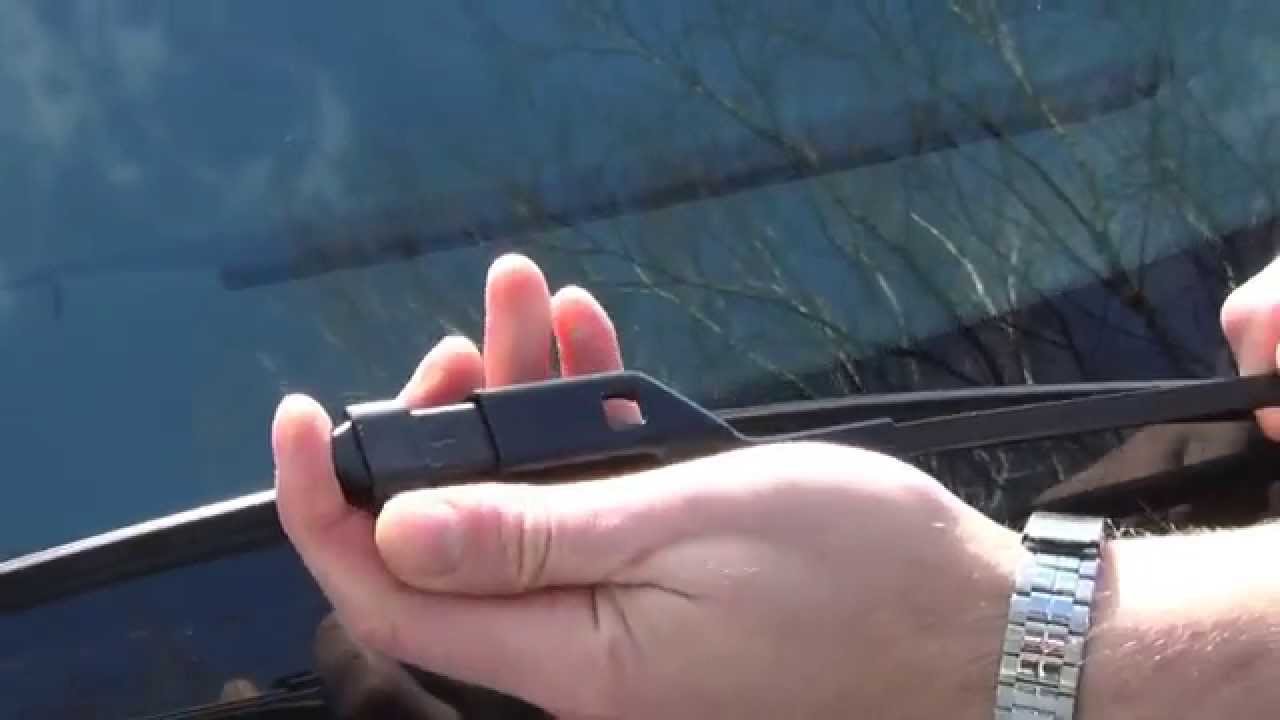 Comment changer un balai d'essuie-glace sur Peugeot 208 ?