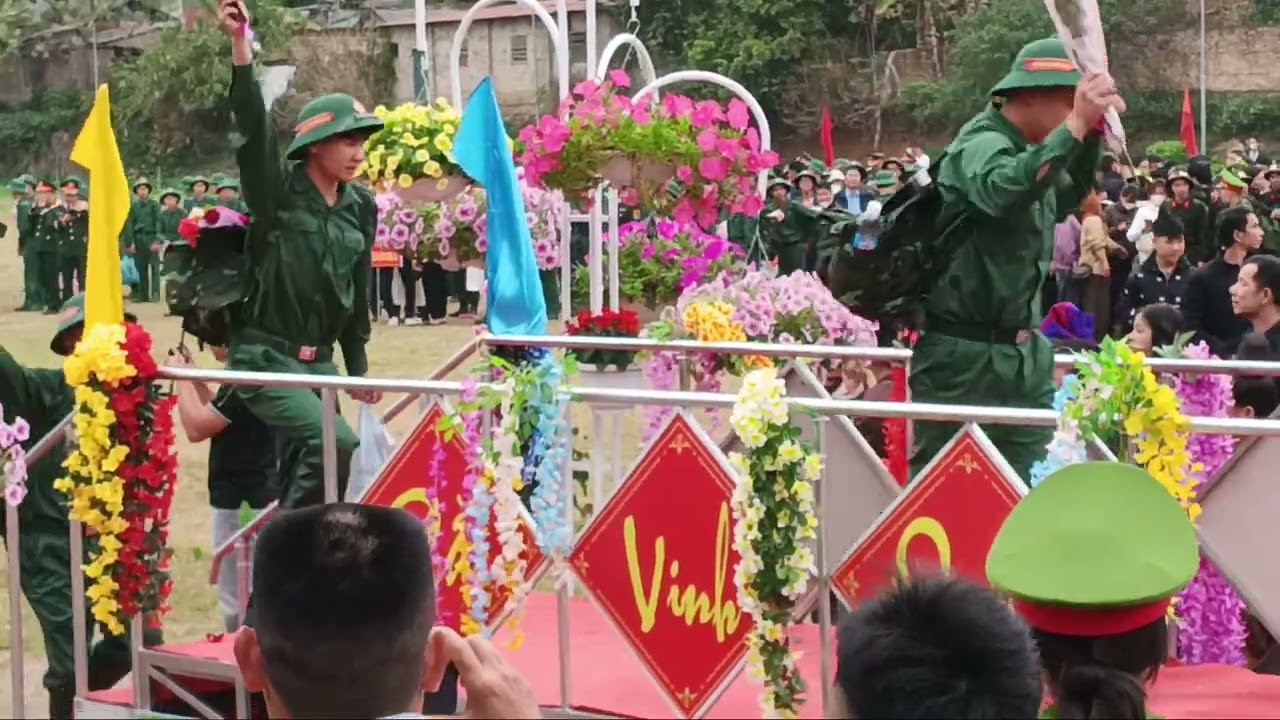 Mơi pi nọng tỏn le tiếp lễ giao quân máư nớ 