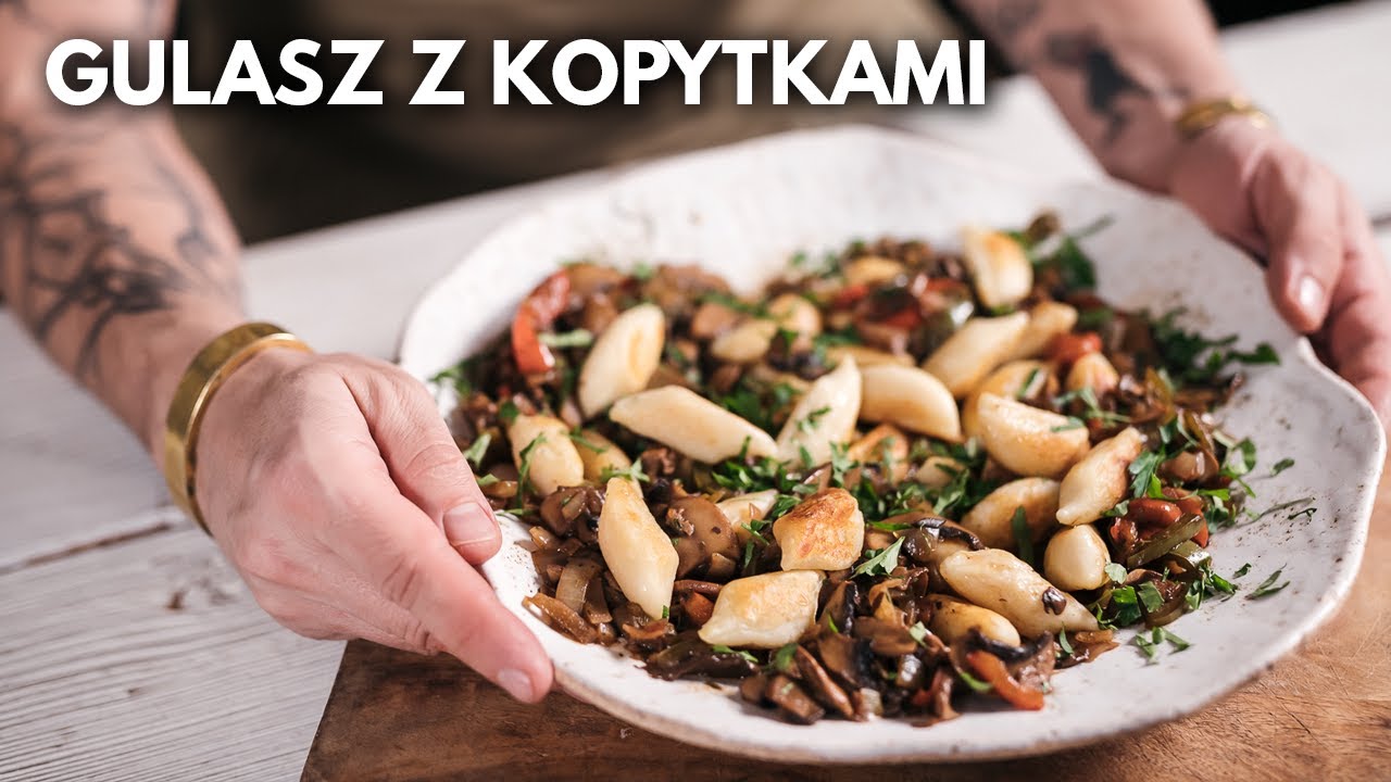 Wegański GULASZ z KOPYTKAMI! Polski obiad | WegeTuba