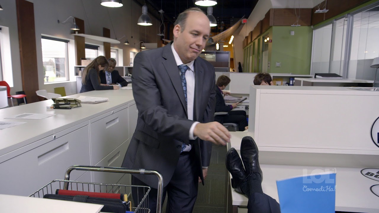 Sign that you are the boss' favorite // Le pr&eacute;f&eacute;r&eacute; du patron // LOL ComediHa!