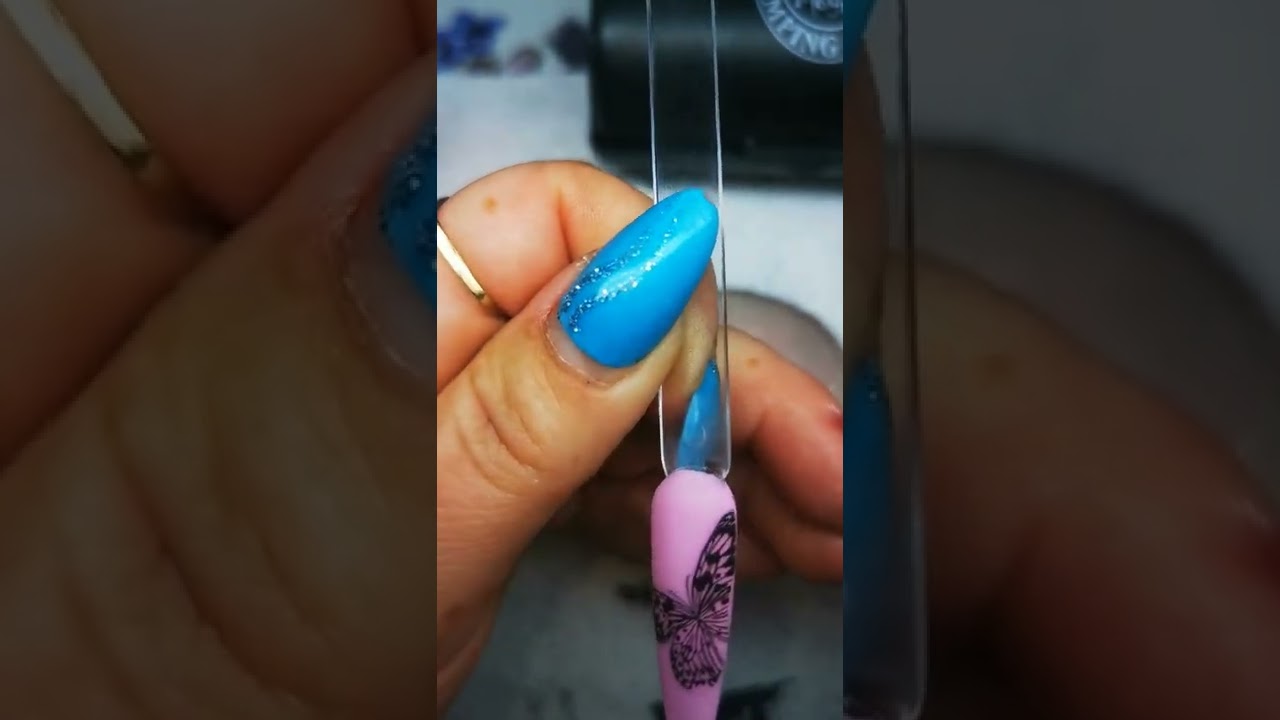 Schmetterling mit Folie und Stempel nails gel nailinspection nailart nailhack Folie staming