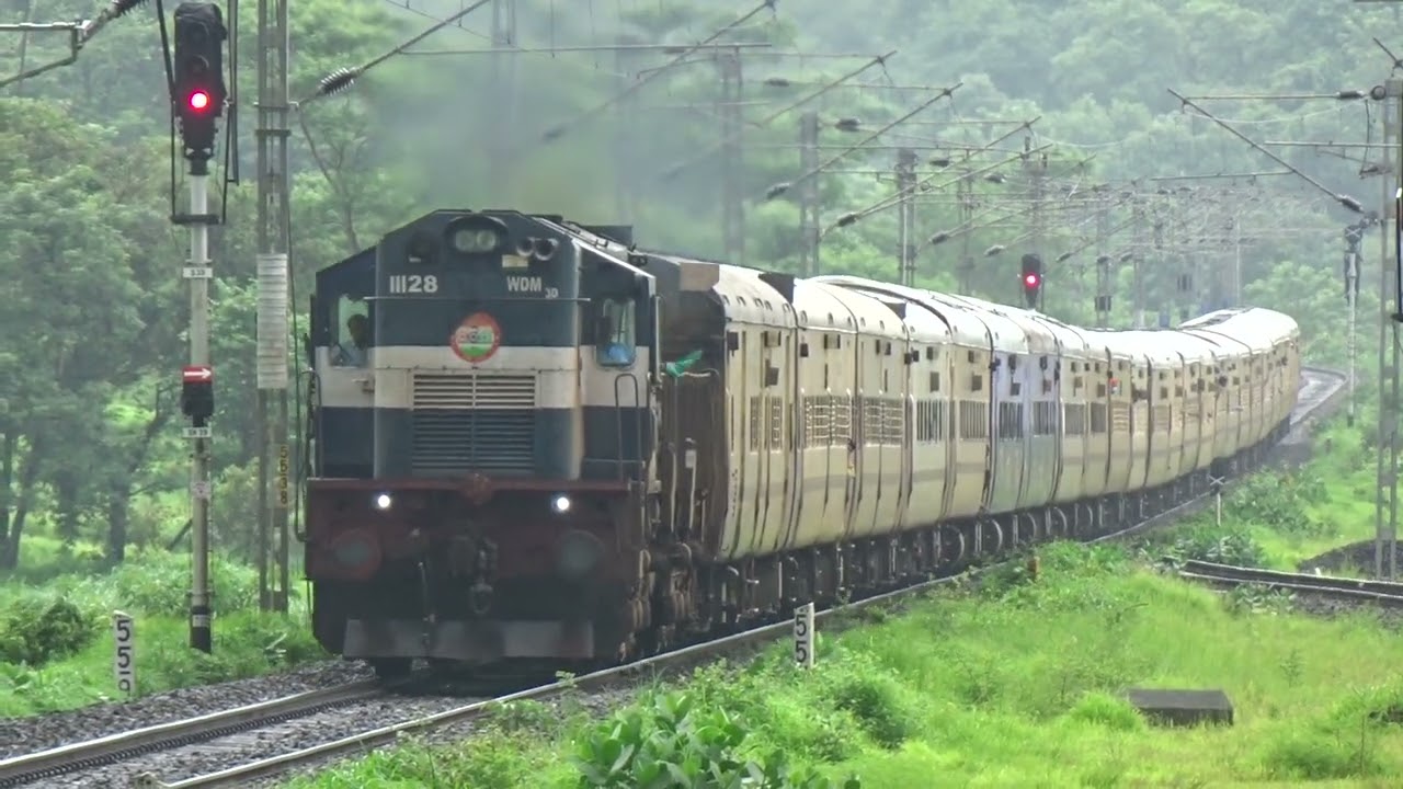 19577 Tirunelveli - Jamnagar Express Crossing at Sape Wamne Railway Station : Konkan Railways