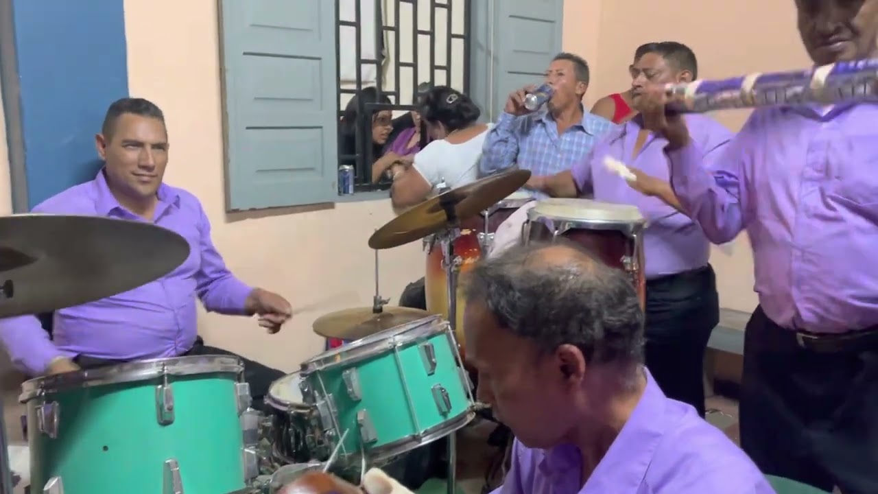Fiesta en aldea cerro grande