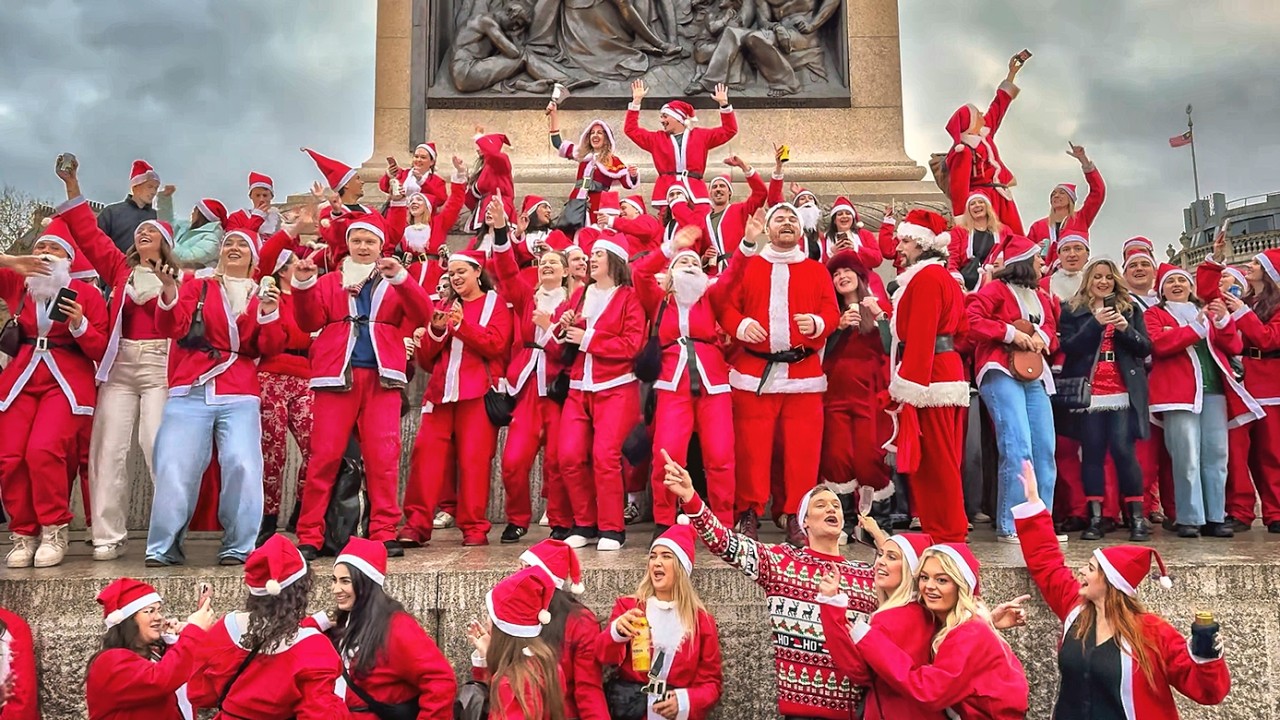 London Christmas Walk 2025 ✨ Festive Mile, SANTAS & Huge Gingerbread House 🎄 4K HDR
