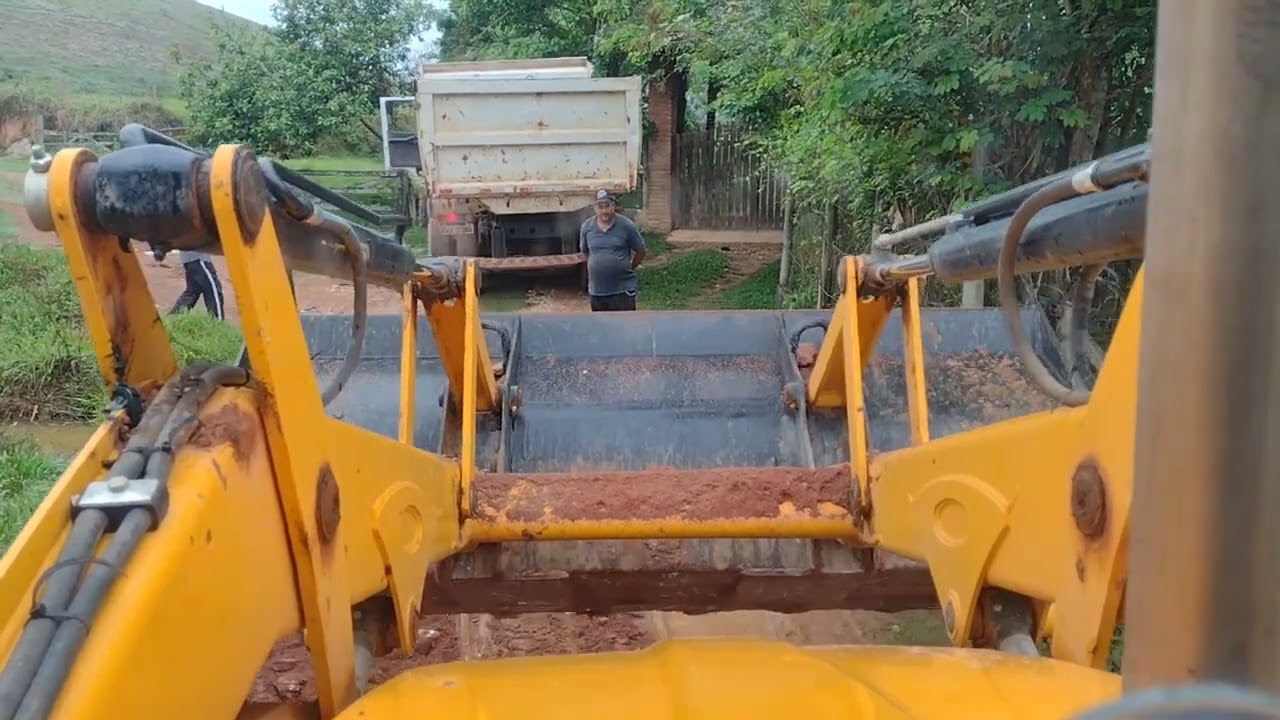 Espalhando cascalho com Retroescavadeira JCB 3CX .