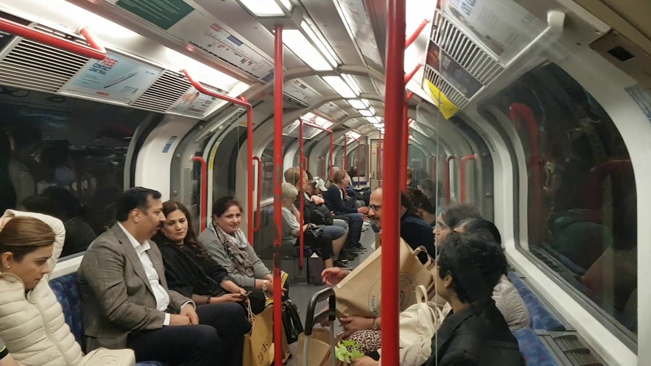 London Underground: Tottenham Court Road - Holborn (Central Line)
