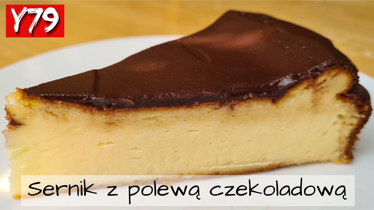 Domowy sernik z polewą czekoladową.