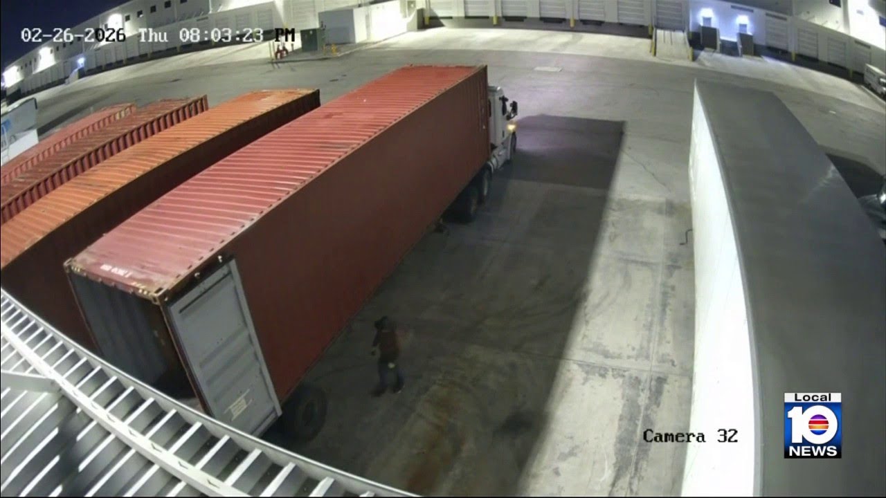 По данным полиции, на видео видно, как мужчина уносит украденные ударопрочные стекла на сумму 105...