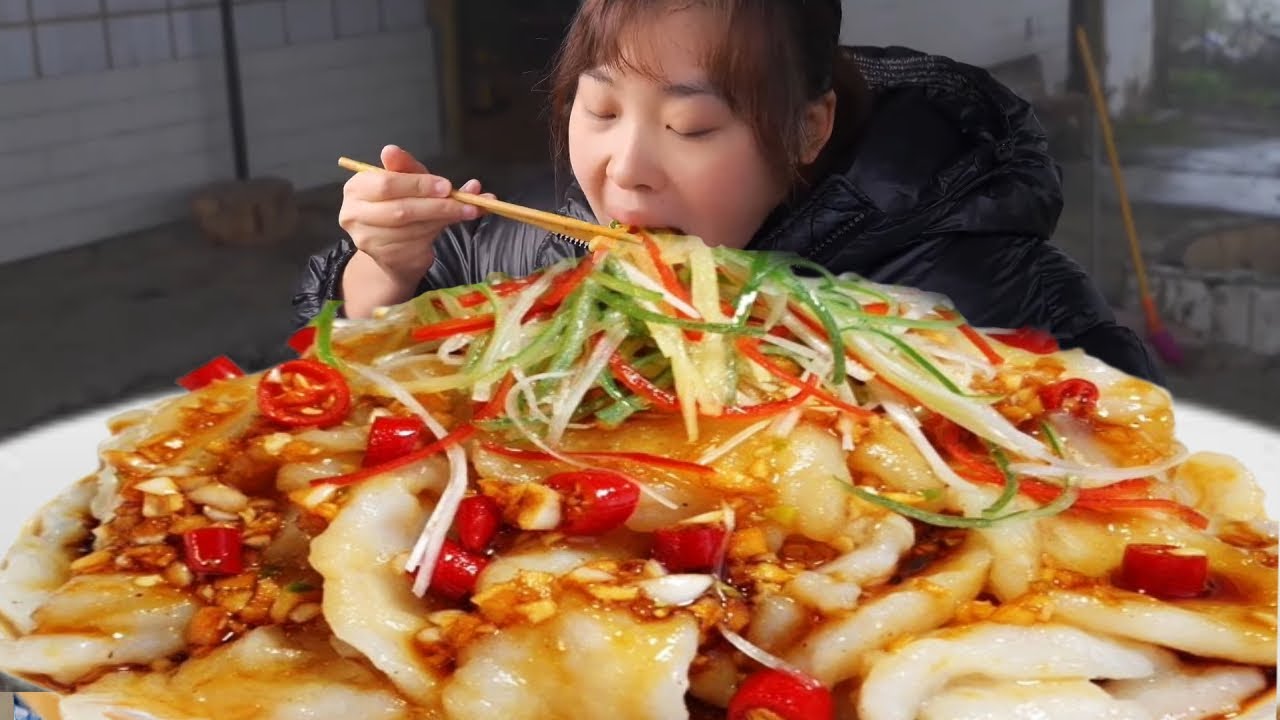 秋妹买条大鱼来整个水煮鱼，再加点老豆皮烫起，麻麻辣辣好下饭哦【颜美食】