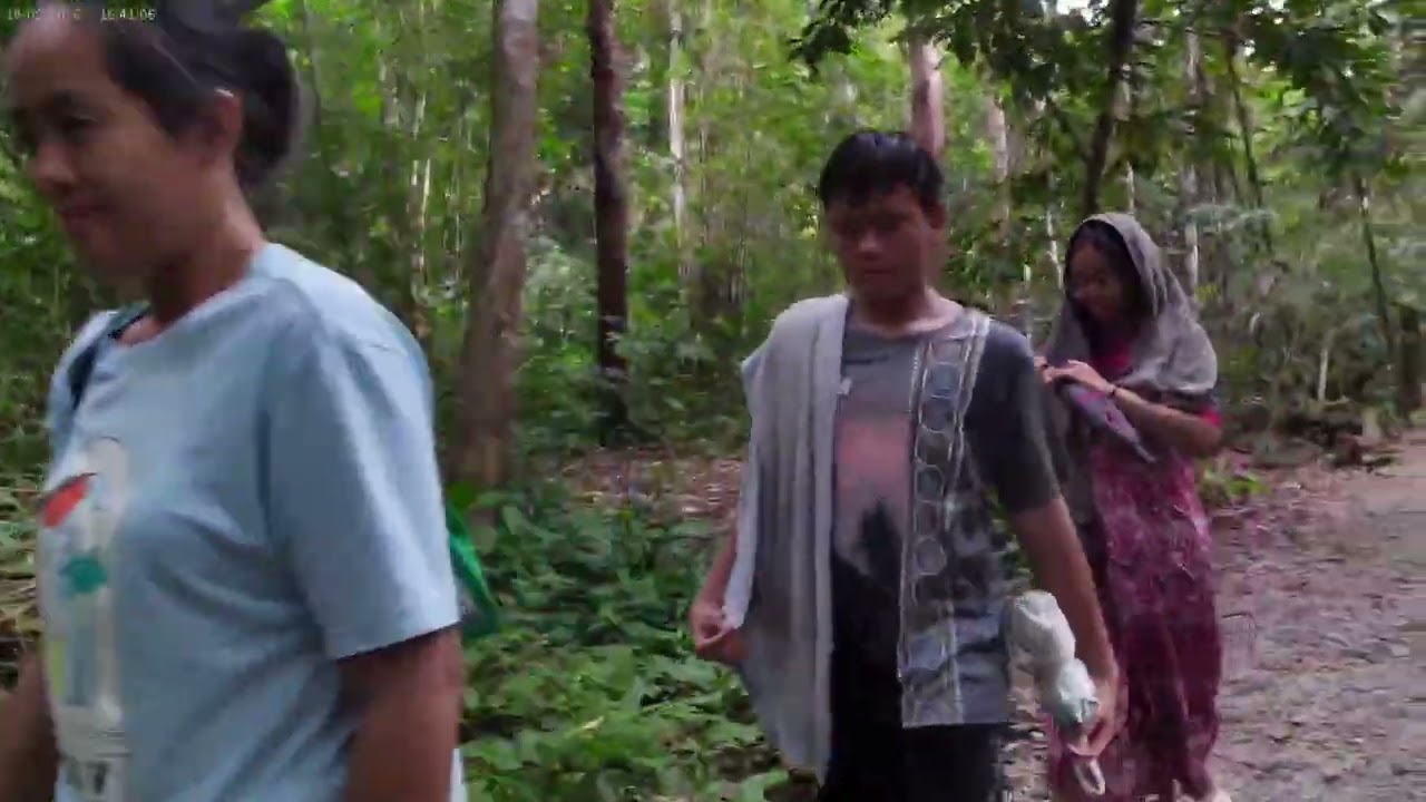 Mandi di air terjun Kampung Lunying Sebuyau