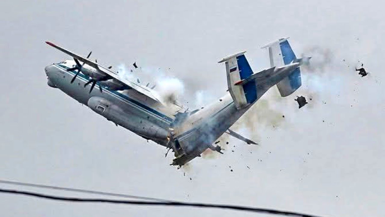 Российский военно-транспортный самолет Ан-22 потерпел крушение в Уводском водохранилище Ивановско...