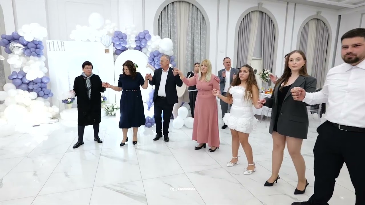 Gjyshja dhe hallat marrin vallen ne ditelindjen e Tiar - Sindi Yzeiri & Band