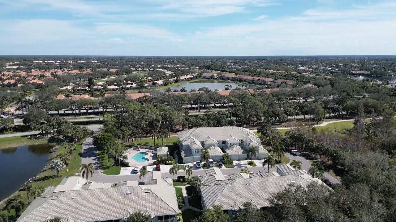 ⛳️ Hunters Ridge Golf & Country Club 📍 28141 Donnavid Ct, Unit 302 | Bonita Springs, FL 34135