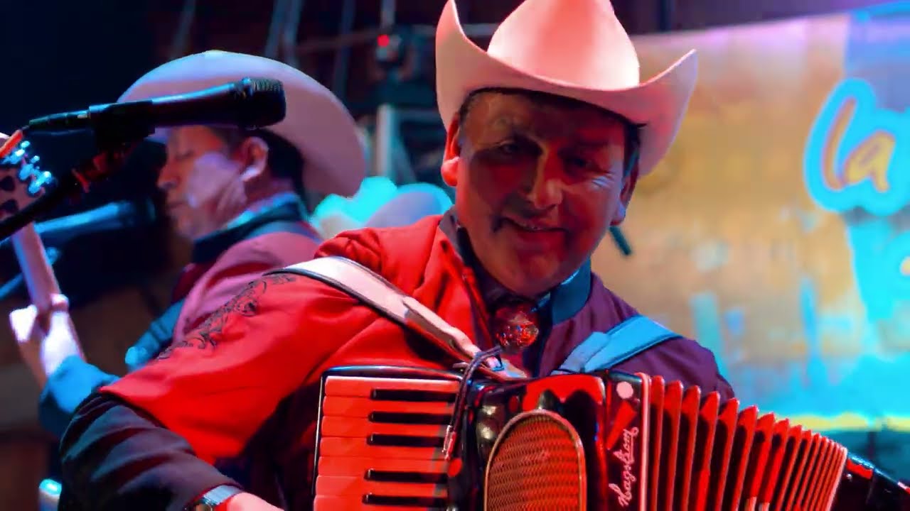 Los Hermanos Sandoval - Una Lágrima y Un Recuerdo / Traicionera (Mix)