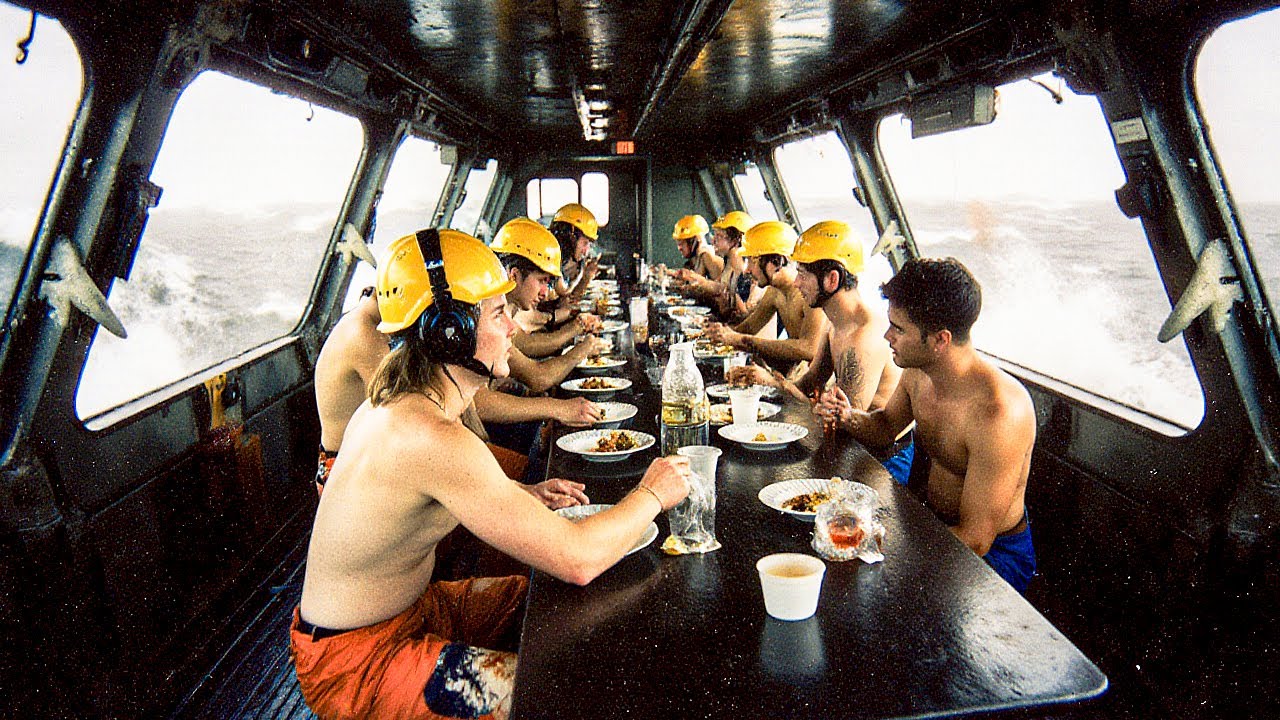 How Oil Rig Workers Eat, Sleep & Survive for 28 Days Offshore