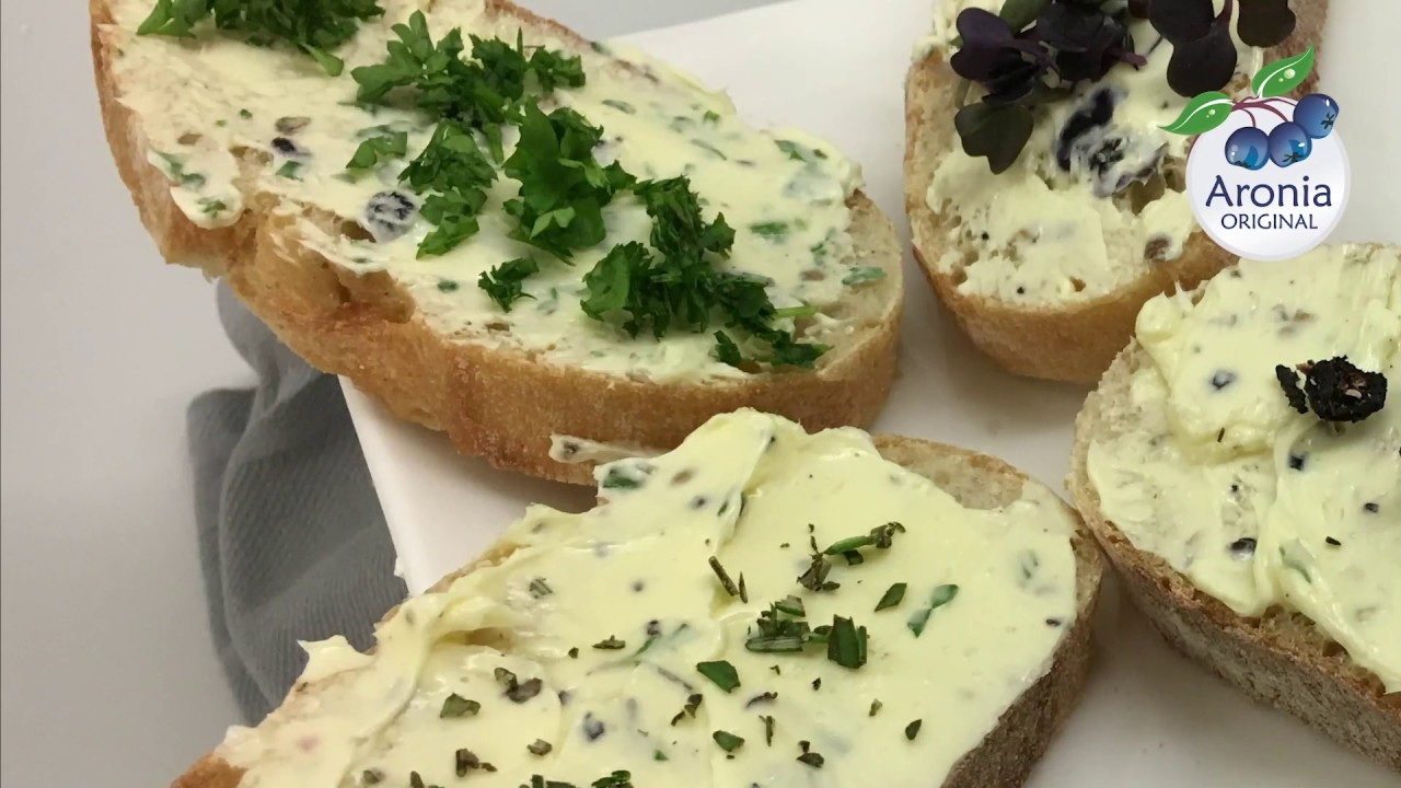 Aronia Kochstudio: Dreierlei w&uuml;rzige Grillbutter mit getrockneten Aroniabeeren zum Selbermachen