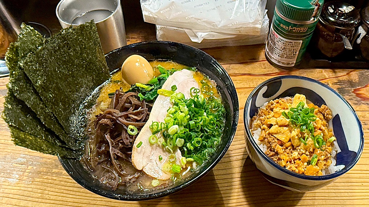 相模大野「家系ラーメン クックら」の「ラーメン」と「半玉子まぶし」