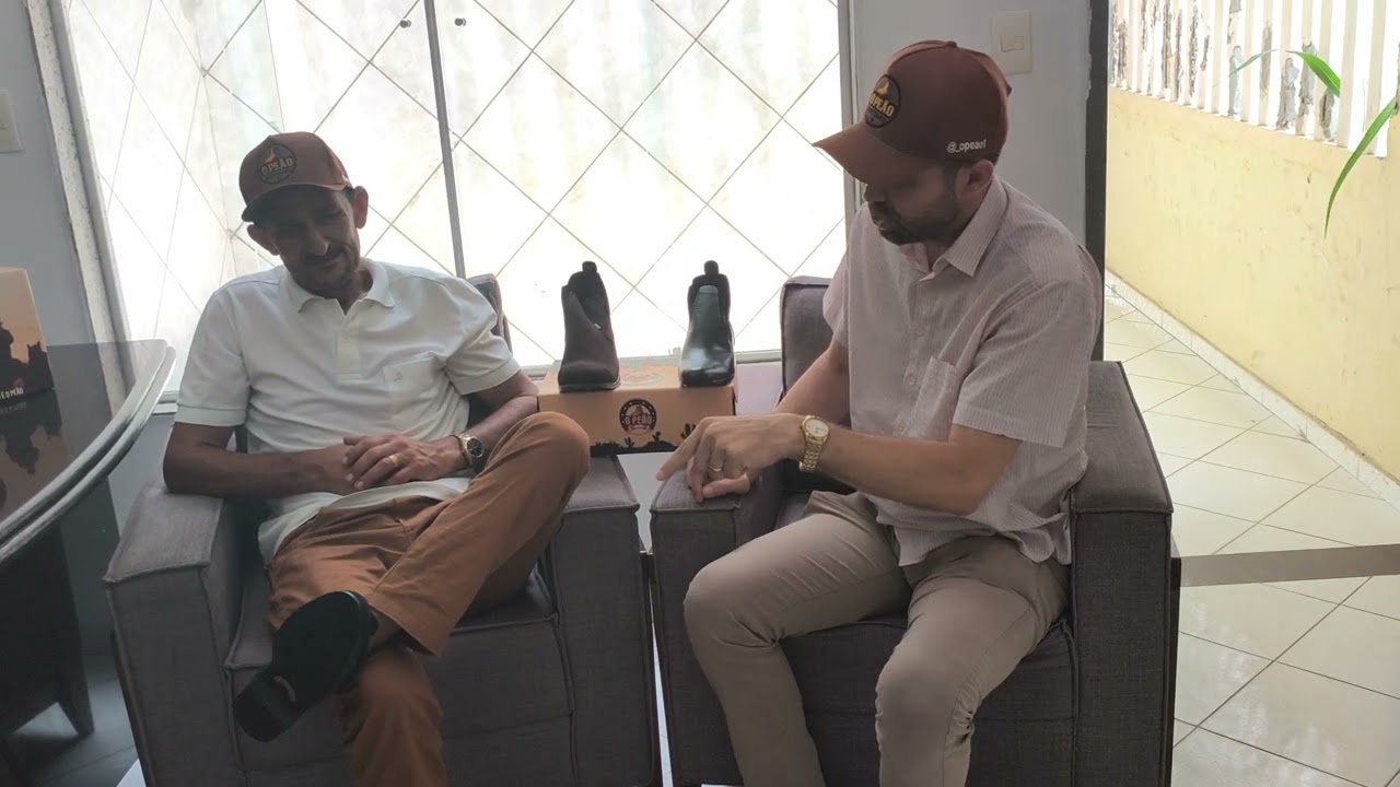 Benedito fala com o empresário da empresa das botinas o peão 