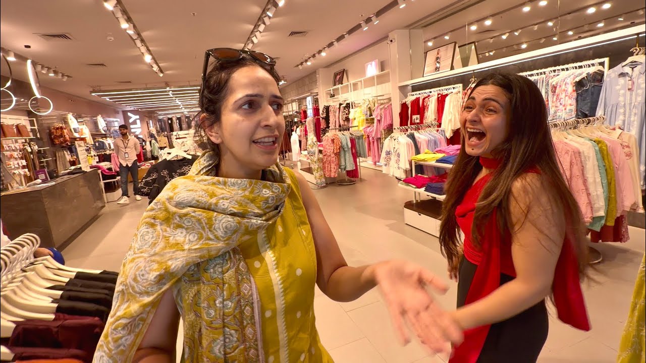 Ye Ladkiya Shopping Kyu Kar Rahi ? 😱