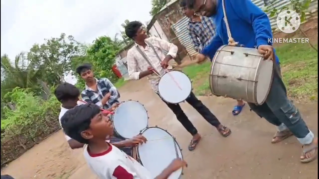 విల్లా డప్పు శబ్దం వింటే ఎవరైనా అడుగు వేయాలిసిందే.....!!!!