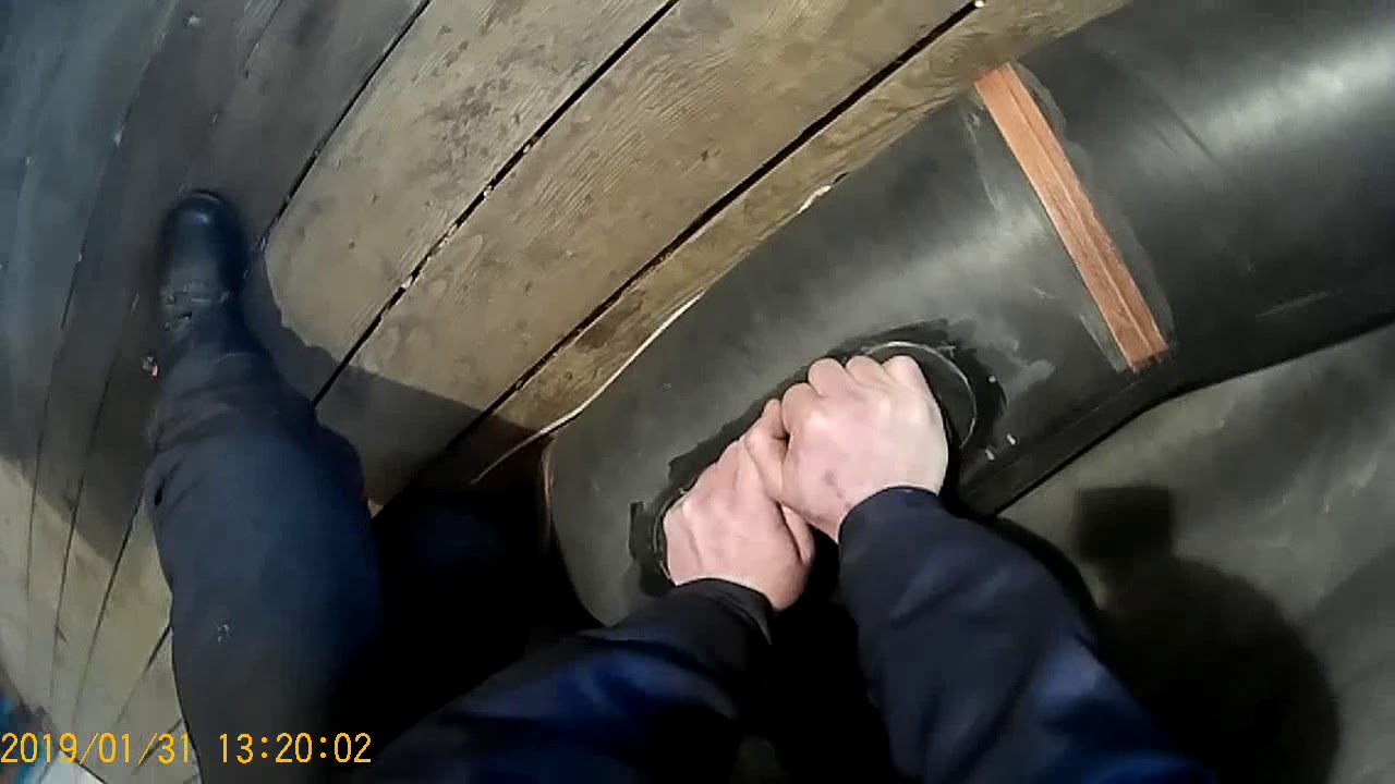 Клею опоры для скамеек на резиновой лодке
