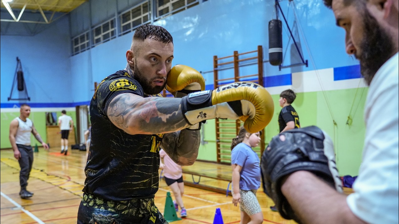 Kacper &bdquo;KAJMANO&rdquo; Kabara przed walką trenuje w JaworTeam