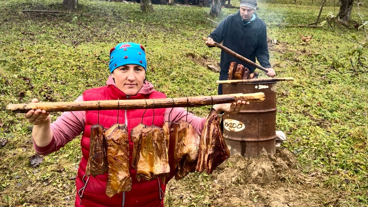 Встановлюємо в селі бочку для копчення ребер, м'яса, сала та ковбас дровами високо в Карпатах