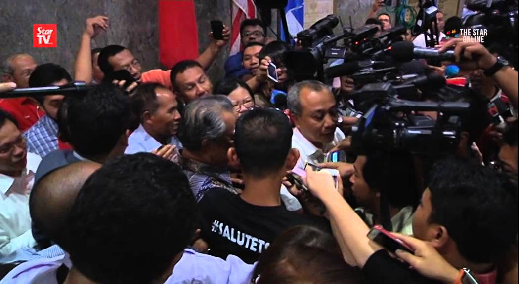 Muhyiddin exits PWTC amid sea of supporters
