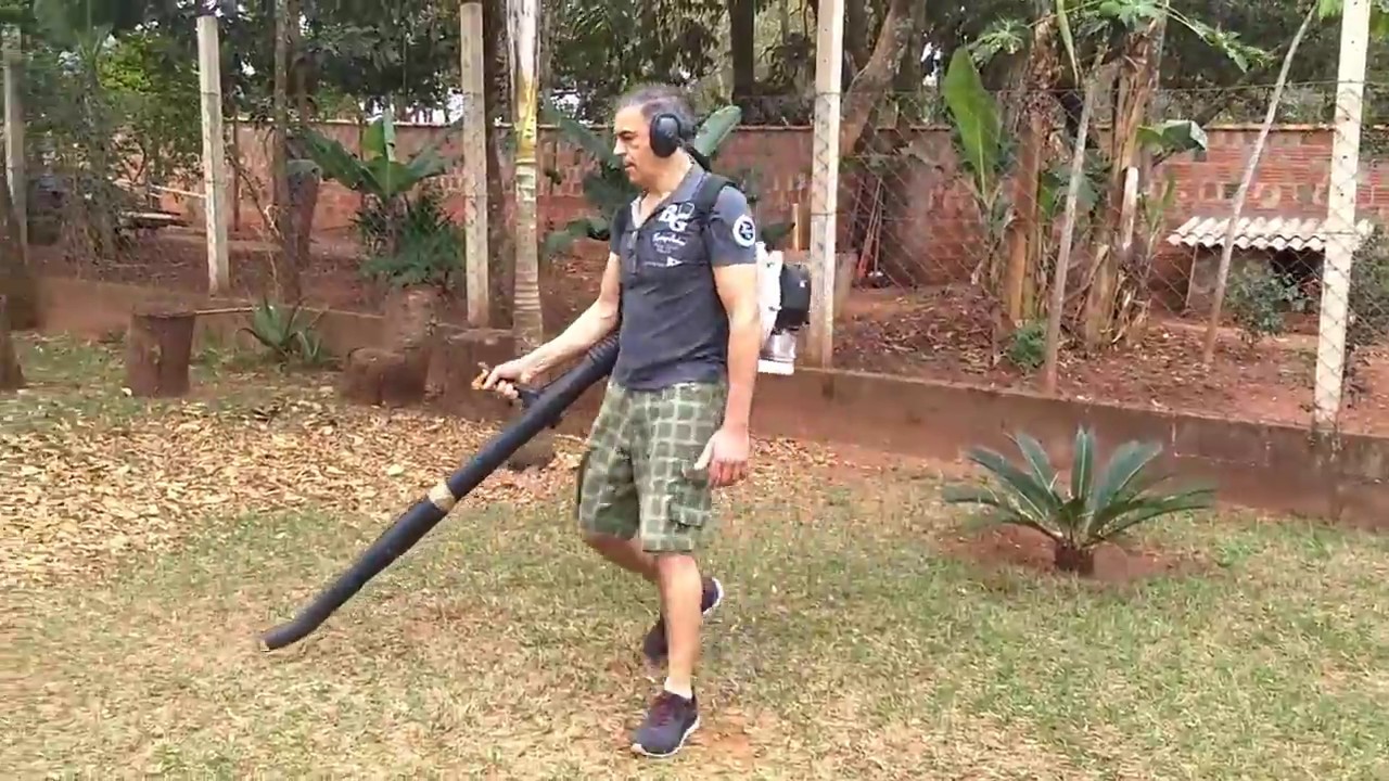 Usando soprador costal na chacara
