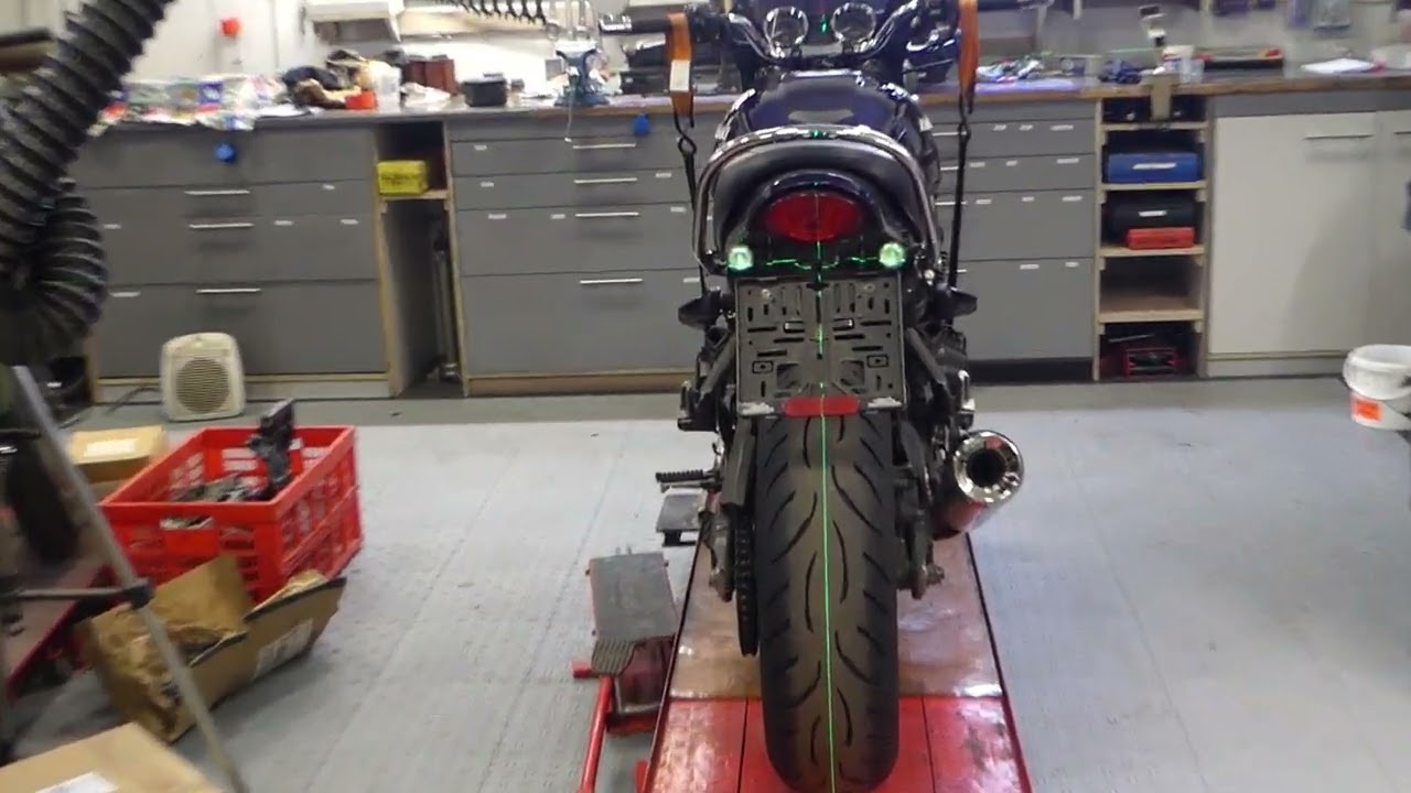 Kawasaki Z900RS Unfallschaden mit Laser prüfen