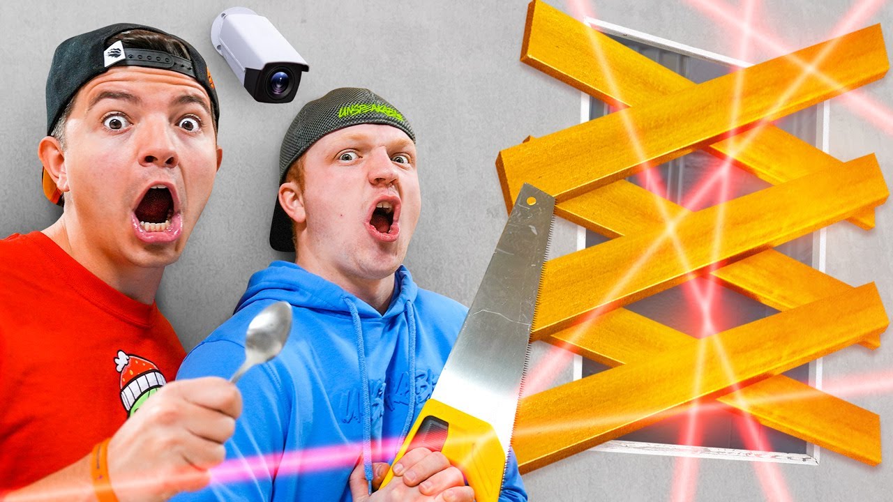 2 NOOBS Try To BREAK INTO The STRONGEST HOUSE!