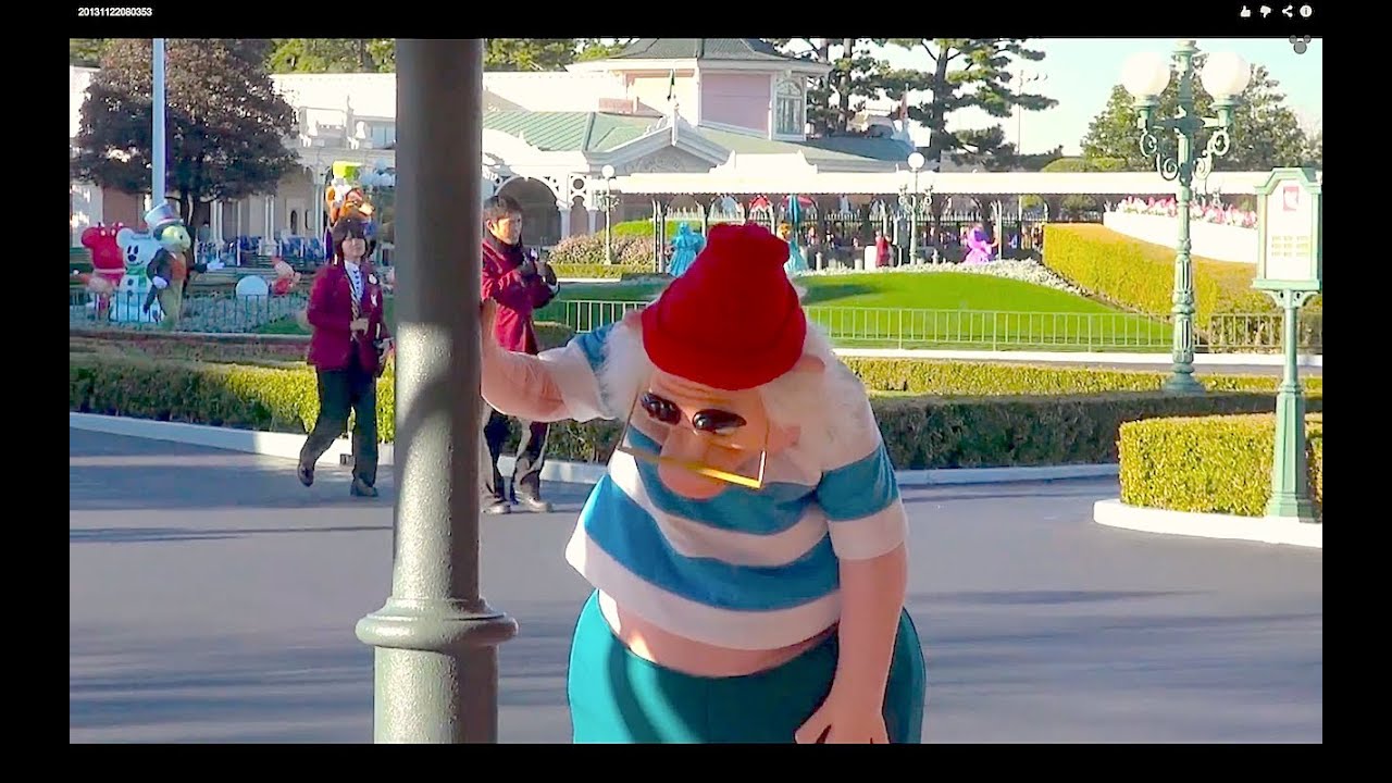Mr.Smee runs out of breath (Pre-open greeting, Tokyo Disneyland)
