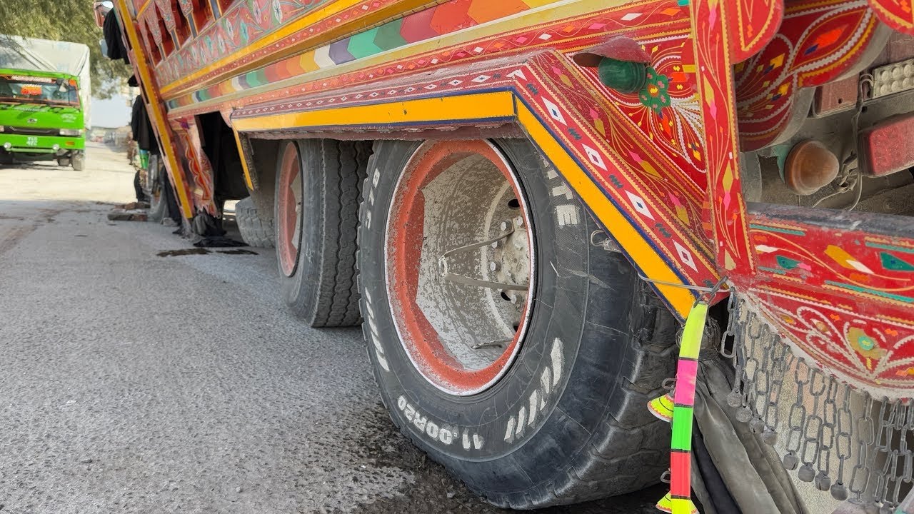 Shocking Roadside Repair! Truck Hub & Drum Explode Under Heavy Load.