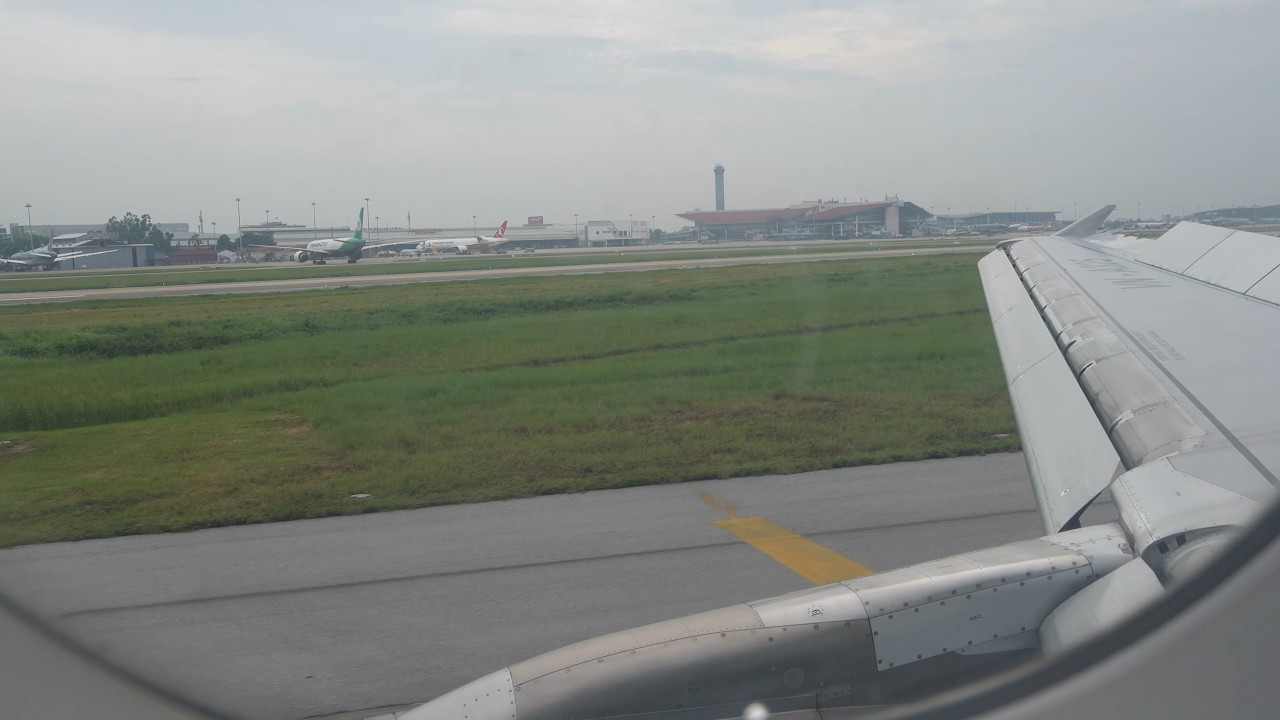 4K Airbus A321 Landing Hanoi Noi Ba Vietnam Airlines