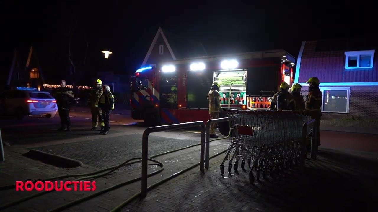 Brand bij winkelcentrum in Andijk; hulpdiensten bekogeld met vuurwerk