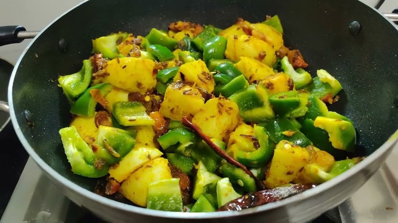 आलू और शिमला मिर्च की बहुत ही आसान सुखी सब्ज़ी || Aloo Capsicum Dry Recipe