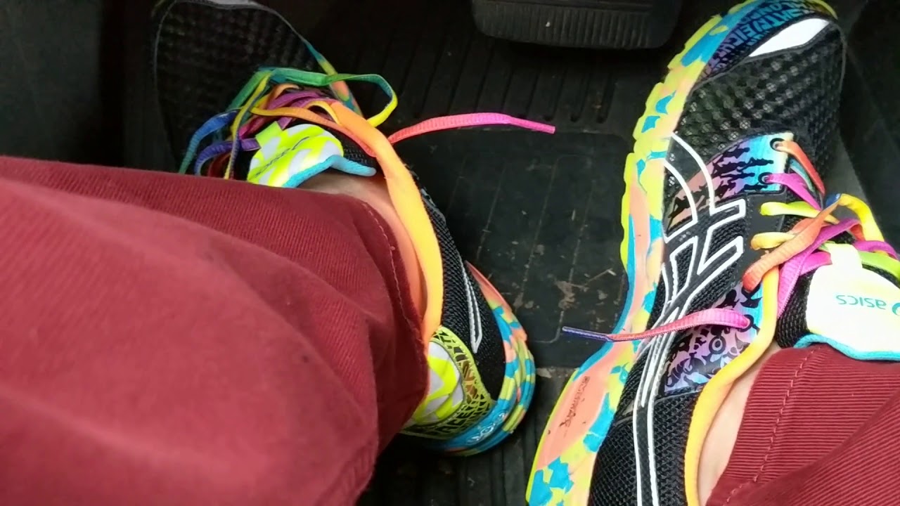 Sockless Driving Wearing Asics Gel-Noosa Tri 8-1