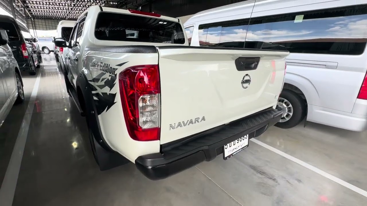 Nissan Navara 2.5 E Black Edition รถมือสอง ปี 2021 สีขาว - ดำ เกียร์ธรรมดา เครื่องยนต์ดีเซล ไมล์น้อย