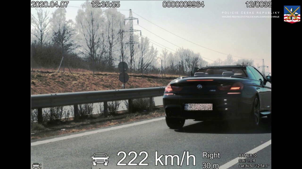ŘIDIČ BMW PŘEDJEL POLICEJNÍ VŮZ RYCHLOSTÍ 222 km/hod