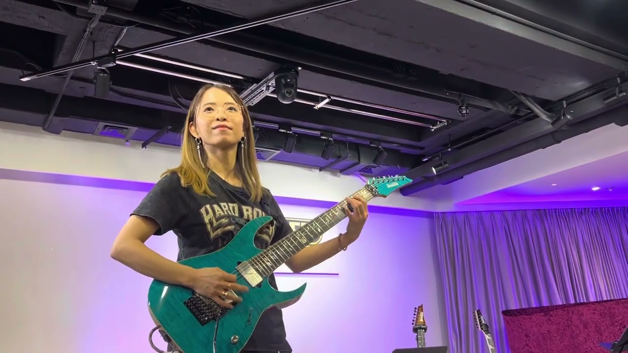 Hazuki she plays Michael Schenker Song - Into The Arena
