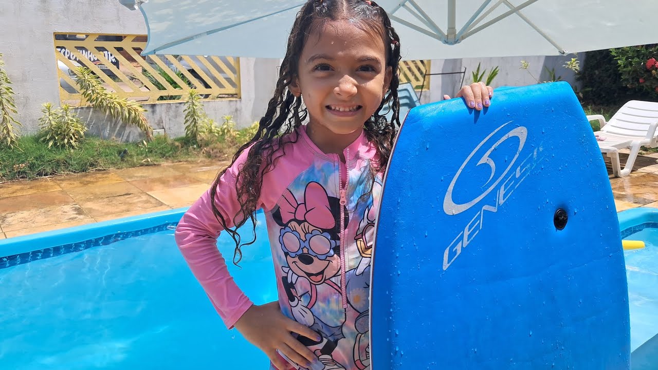 Surfando na piscina com a Lorena.